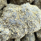 Gros plan Moon Rock CBD 50% indoor – tête dense recouverte de kief – Cdelafrappe